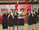 鮮花彩旗贈(zèng)與誰(shuí)？