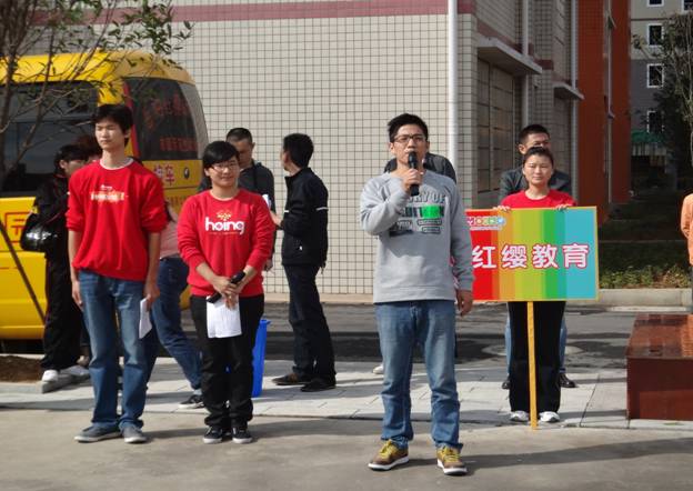 爸爸，表?yè)P(yáng)您！作為家長(zhǎng)代表講的還不錯(cuò)！