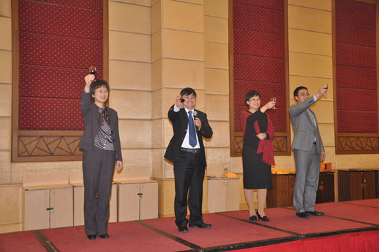 公司主要領(lǐng)導(dǎo)致祝酒詞（左起依次是：王文兵、王紅兵、楊瑛、梁海平）