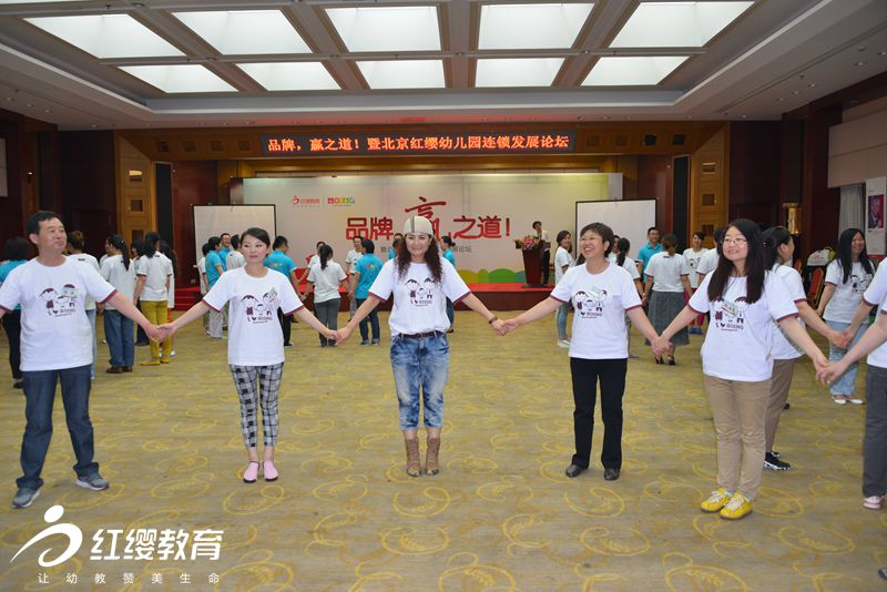心手相牽，一路向前