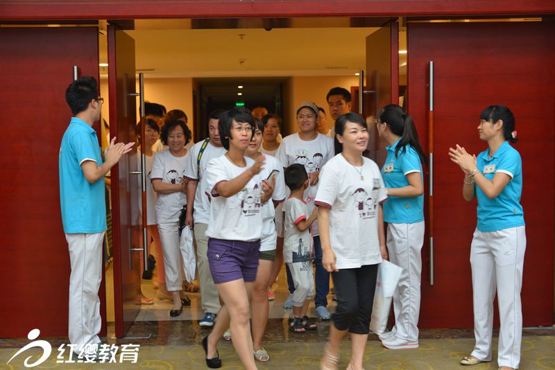 打開大門，迎八方來客