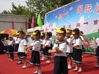 看他們跳得多認(rèn)真啊！