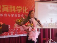 紅黃藍(lán)幼兒園王園長(zhǎng)優(yōu)雅的站在講臺(tái)上向到來(lái)的家長(zhǎng)致辭！
