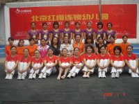 李久余老師手捧鮮花，在講臺(tái)上激情澎湃的給家長(zhǎng)們演講！
