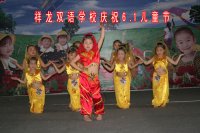 看，我們的韓國小歌星演唱的多認(rèn)真??！