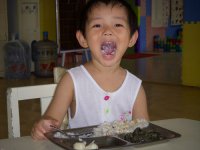 看我做只大老虎，大口大口的吃飯~~