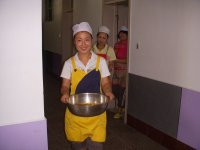 戴好帽子和圍裙，要給我的寶貝們拿飯啦~~