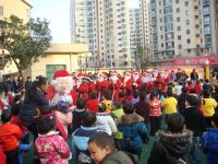 圣誕老公公排著隊伍來啦。。。。。。
