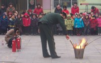 點火了每一雙緊張的眼睛瞪得大大的。