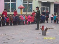 滅火器使用口訣：遇到火情不要慌、提瓶子，拔銷子，握管子，對準火根摁把子。
