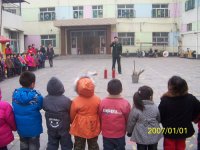 我縣消防隊張參謀在我們園的邀請下，親子來到園中在孩子們、老師們的熱烈歡迎下大家進行消防知識培訓。