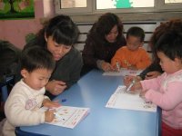 思維小二班幼兒、家長及教師快樂合影，展現(xiàn)家園同樂