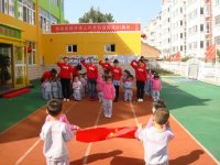 幼兒自己體驗(yàn)升國(guó)旗的神圣！