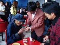 中秋節(jié)馬玉林幼兒園到敬老院慰問。