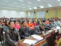與會(huì)家長聆聽報(bào)告