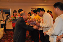 陳董事長為優(yōu)秀合作伙伴頒獎(jiǎng)