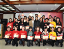 闞吉瑩、蔡曉光老師為學(xué)員們頒發(fā)結(jié)業(yè)證書