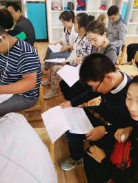 會議前，各班老師精心準(zhǔn)備所需材料，在門口笑迎迎接每位家長的到來！進(jìn)入班級的家長翻閱幼兒園保育、教學(xué)方面的表格，了解我們工作的日常。 一個幼兒園的核心競爭力最終取決于您所培養(yǎng)的孩子是否適應(yīng)時代的需求?！凹t纓教育”認(rèn)為：圍繞幼兒“習(xí)慣養(yǎng)成、身心健康、智力開發(fā)”三方面，努力建構(gòu)“動力系統(tǒng)、知識系統(tǒng)、能力系統(tǒng)”的教育才是真正意義上的素質(zhì)教育。