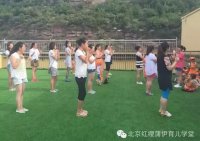 媽媽們在給寶貝們做榜樣。