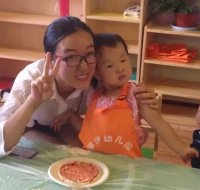 寶貝的披薩做好了，接下來就要交給廚房阿姨了，經(jīng)過她們靈巧的手我們的披薩就可以吃了。