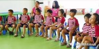 通過直觀形象的圖片讓幼兒對什么是火、火的用途、生活中如何預(yù)防火災(zāi)等安全知識有了全面的認(rèn)識和了解;同時(shí)，通過動畫片的形式進(jìn)一步讓幼兒了解了消防員叔叔的具體工作，認(rèn)識了消防車、滅火器等消防工具，了解了滅火器的基本使用方法。