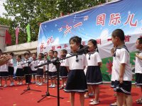 中班《成語(yǔ)接龍》三個(gè)班比賽，非常激烈，三個(gè)班的孩子看誰(shuí)記得好看誰(shuí)聲音響亮...最后到了白熱化..