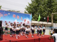 看，跳得多認(rèn)真??！