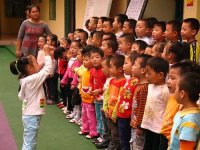 中班、大班的小朋友也不甘示弱，他們以比賽的形式，舉行慶國(guó)慶慶家園的才藝展示,孩子們通過(guò)詩(shī)歌朗誦，繪畫(huà)、歌曲等節(jié)目，送給祖國(guó)媽媽聲聲祝福，前來(lái)觀看的家長(zhǎng)們?cè)诤⒆觽兊母腥鞠?，情不自禁的同孩子們一起唱起了?guó)歌，共同為祖國(guó)“六十”華誕獻(xiàn)上一份賀禮。