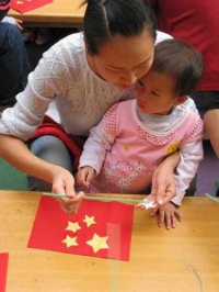9月23日下午3點(diǎn)，小班組的孩子們?cè)诎职謰寢尩呐阃?，同老師們一起齊唱國(guó)歌、一起剪剪貼貼做國(guó)旗。做得可認(rèn)真了！瞧，當(dāng)孩子們手里揮舞著做好的國(guó)旗,心里甭提多高興了!