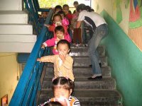 演習(xí)結(jié)束后，老師還為幼兒講了火警電話及發(fā)生火災(zāi)的自救方法，有效增強(qiáng)了全園師生的消防安全意識，提高了幼兒的自救自護(hù)能力。