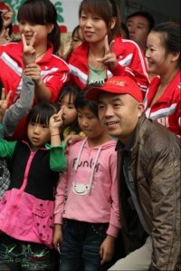 活動(dòng)完了，大家一起合個(gè)影吧。