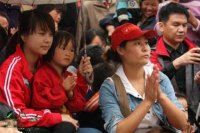 下雨了，老師和愛(ài)心網(wǎng)友陪孩子們一起觀(guān)看精彩演出。