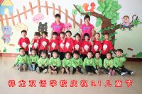 看！我們的演出服是喜洋洋的！我們像喜洋洋一樣聰明！