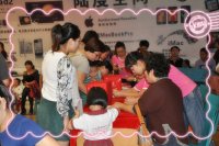 奉獻(xiàn)愛(ài)心，傳遞真情！正因?yàn)橛辛四銈兊膼?ài)，這個(gè)世界才會(huì)更加美好！