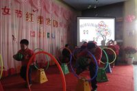 鉆山洞，運(yùn)瓜瓜，看我們苗苗班的寶貝來比賽啦！