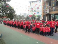 壞人來的時(shí)候,老師們拉成圓圈保護(hù)孩子！