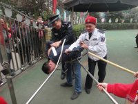 保安、校警、執(zhí)勤老師制服歹徒。