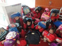 地震來了，我們頭頂書包，躲在廁所里