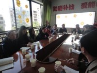 呂鳳幼兒園老師們看完我們的課后正認真研討，提出了寶貴的意見！