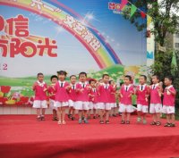 打起竹板精神爽，一起夸夸幼兒園！