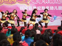 青春靚麗的老師送給小朋友們優(yōu)美的舞蹈，祝大家圣誕快樂(lè)！