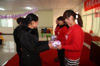 縣教委給獲得一等獎(jiǎng)的教師頒獎(jiǎng)