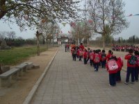 來(lái)到了東海神廟遺址，帶領(lǐng)幼兒參觀。