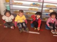 孩子們?cè)诿砂嗌险n！