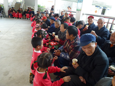 北川安昌藍天幼兒園2012年“關(guān)愛老人，感恩重陽”活動