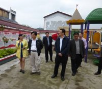 幼兒園黨支部書記、園長朱曉春向督導(dǎo)組一行介紹群眾路線活動(dòng)開展情況