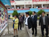 幼兒園黨支部書記、園長朱曉春向督導(dǎo)組一行介紹群眾路線活動(dòng)開展情況