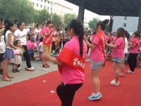 家長和孩子們正聚精會(huì)神的看我們的表演