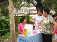 認(rèn)真接待咨詢家長，歡迎您大寶寶來到博雅幼兒園！