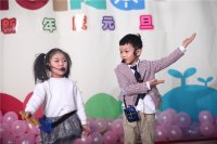 我和小伙伴在表演快板！